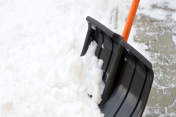 Лопата для уборки снега пластиковая (380х385х1420 мм), оцинк. планка, деревянный черенок